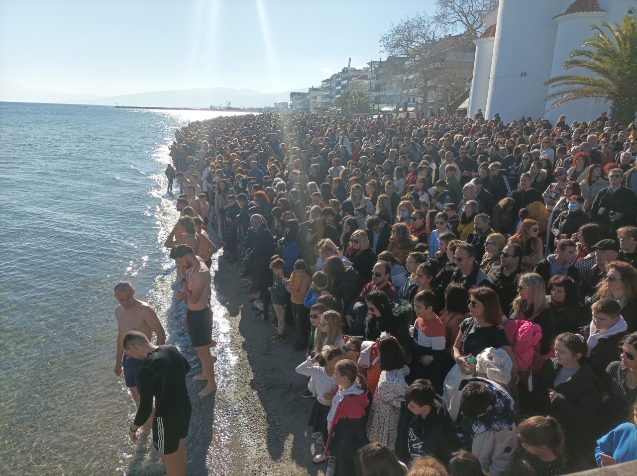 Πλήθους κόσμου στον καθαγιασμό των υδάτων στην Παραλία Κατερίνης