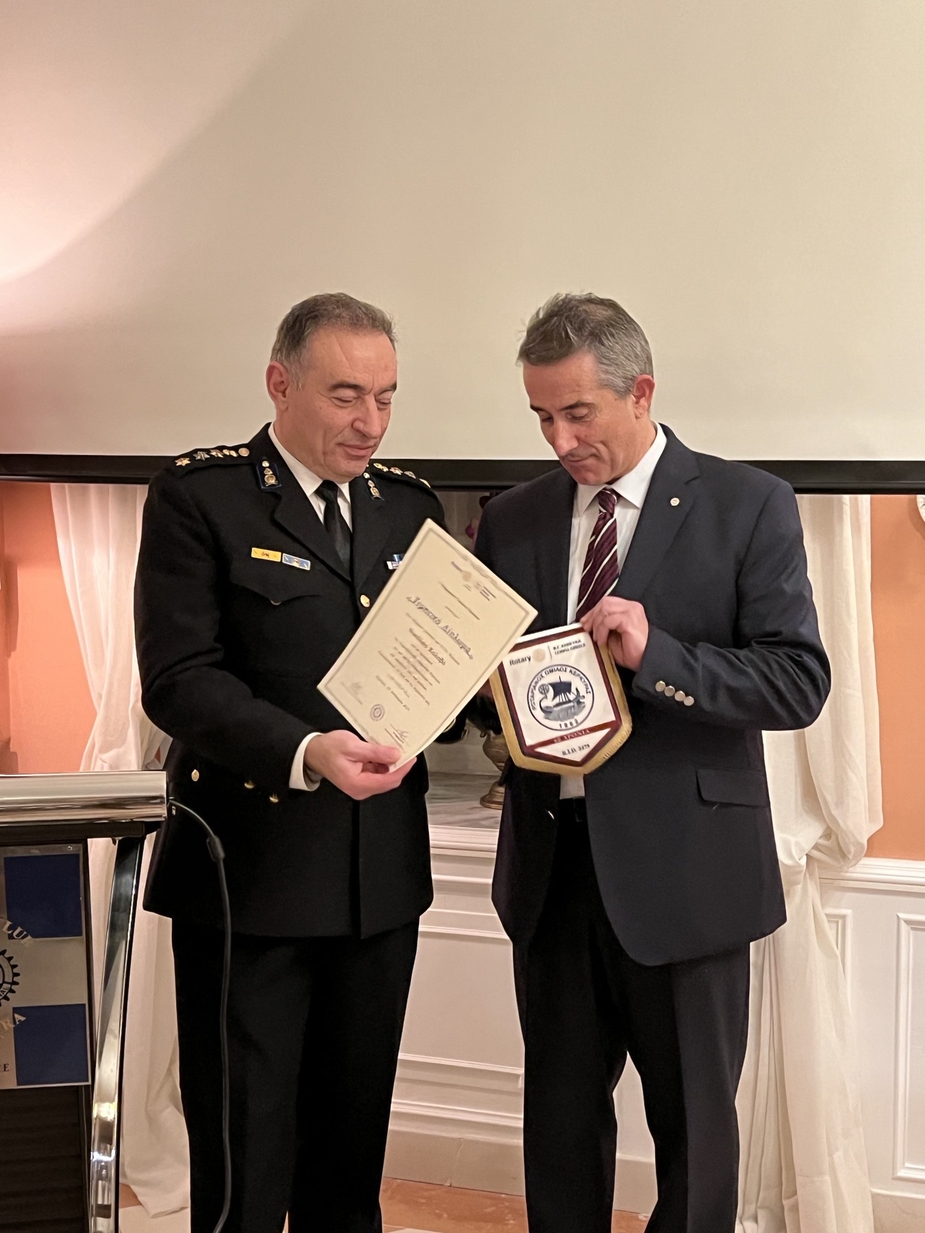 Κέρκυρα: Ο Ρόταρυ βράβευσε τους αξιωματικούς της Π.Υ. - ertnews.gr