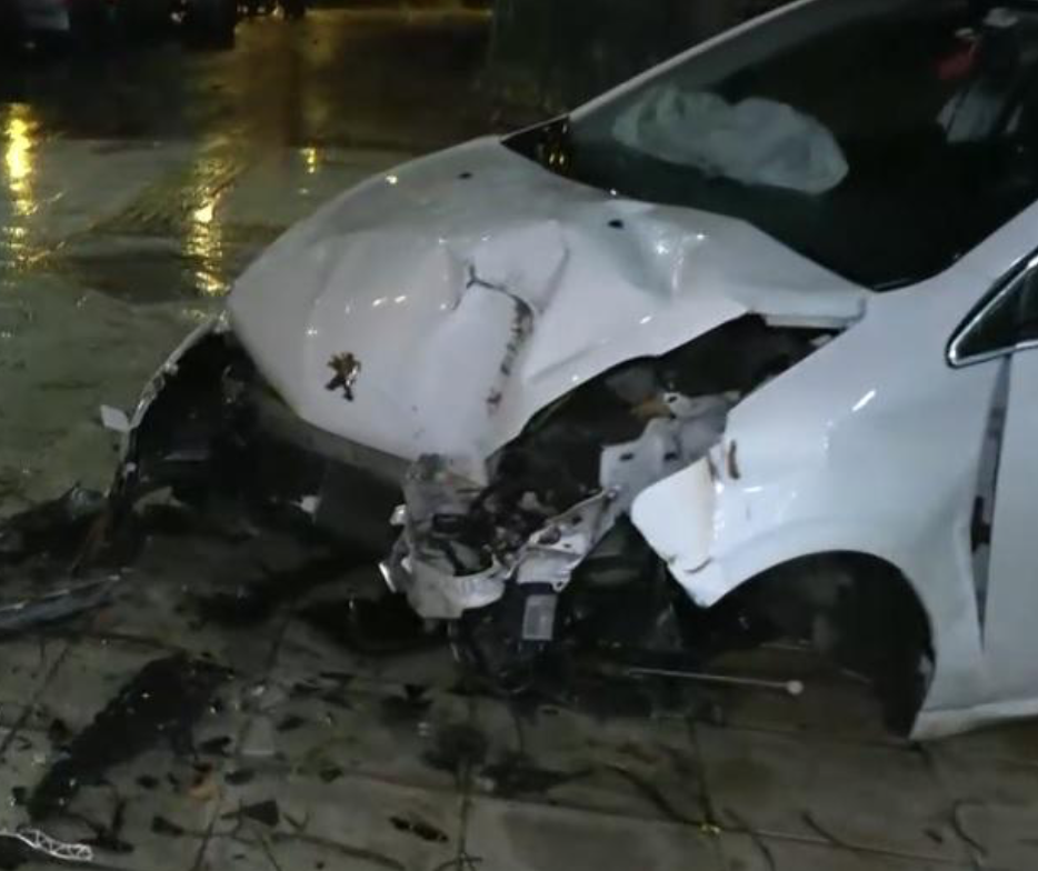 Θεσσαλονίκη: Αυτοκίνητο “καρφώθηκε” σε προστατευτικό και κατέληξε σε πεζοδρόμιο