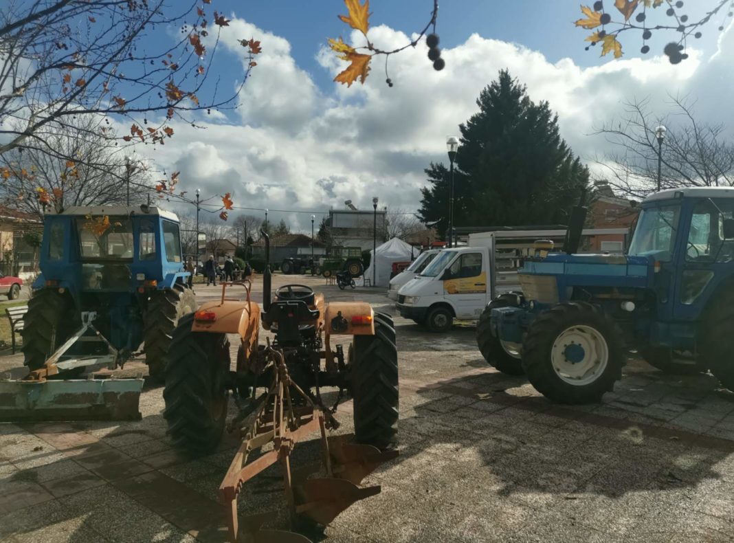 Στήνουν μπλόκα στην Εθνική Οδό οι αγρότες της Καρδίτσας – “Αντιμπλόκο” από την Αστυνομία (video)