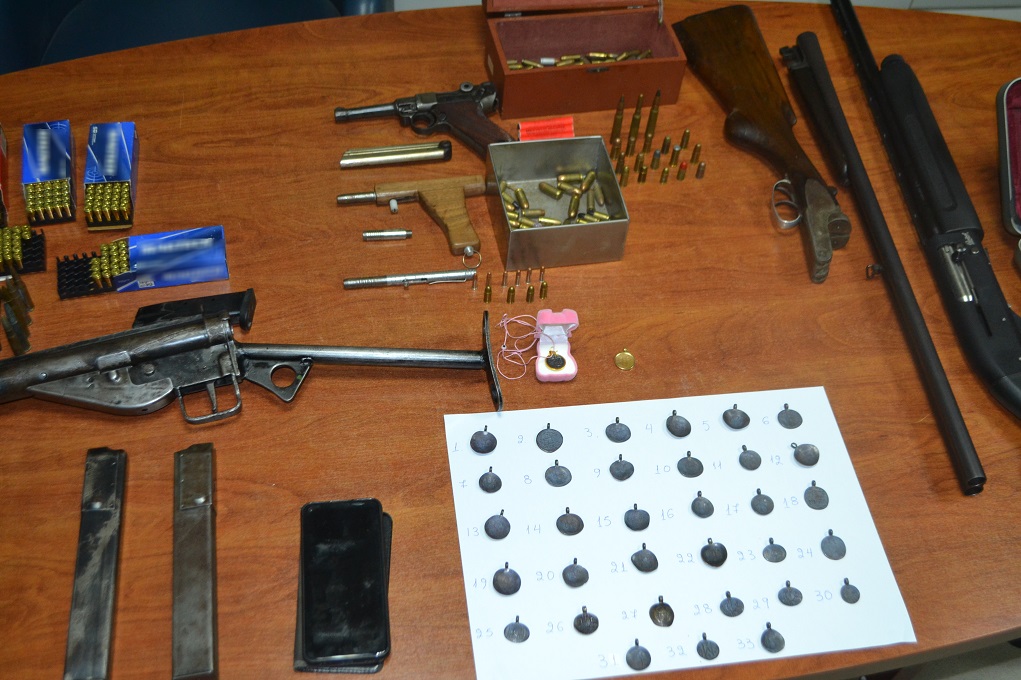 Ηράκλειο: Συνελήφθη για αρχαία νομίσματα και μίνι οπλοστάσιο