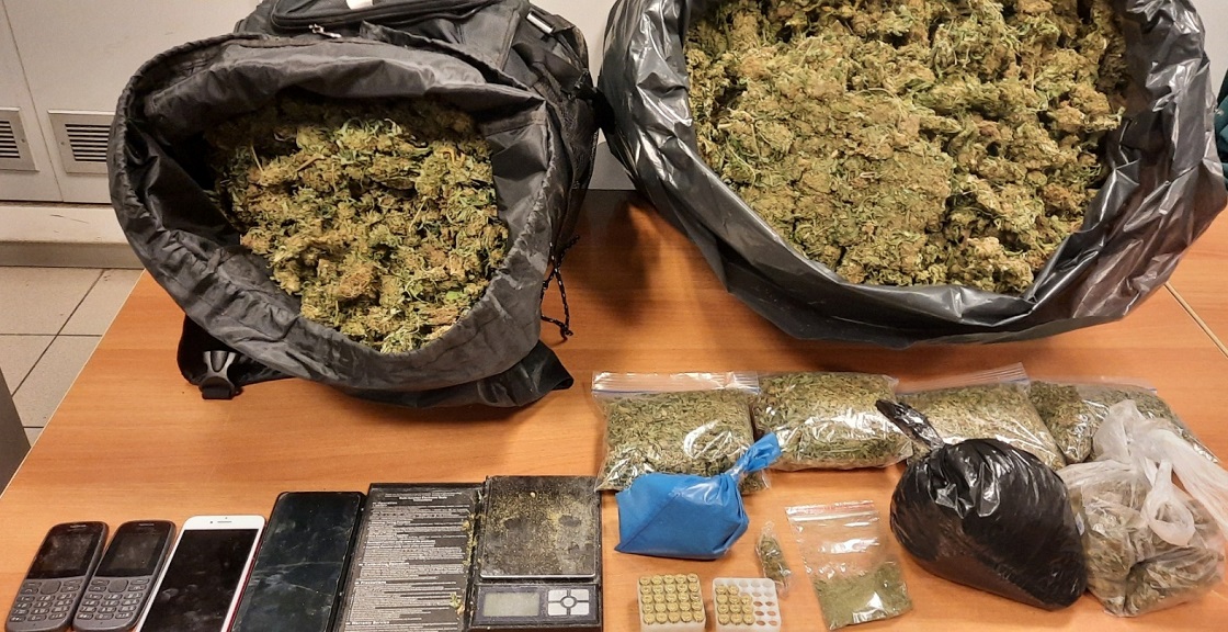 Ηράκλειο: Με …οδική βοήθεια για “ξεκάρφωμα” η μεταφορά των ναρκωτικών – Τρεις συλλήψεις για πάνω από 13 κιλά κάνναβη