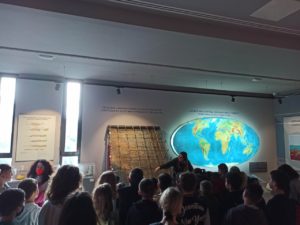 Λέσβος: Μετά τους σεισμούς εκπαίδευση μαθητών στο Μουσείο στο Σίγρι – Μαθαίνουν πως να προστατεύονται