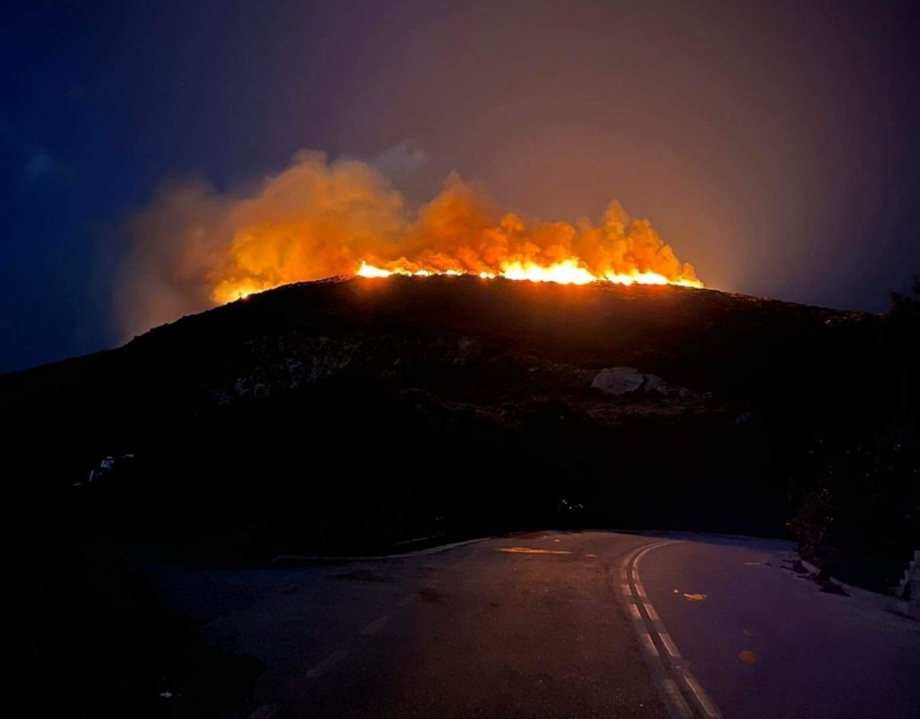 Εύβοια: Μαίνεται η πυρκαγιά στην περιοχή του υδροβιότοπου Κολοβρέχτη στα Ψαχνά
