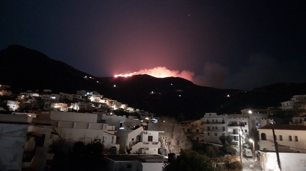 Ικαρία: Πυρκαγιά σε χορτολιβαδική έκταση στο νησί των Φούρνων