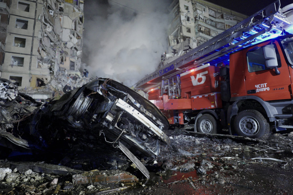 Τουλάχιστον 21 νεκροί και δεκάδες τραυματίες από ρωσικό πύραυλο που χτύπησε πολυκατοικία στην πόλη Ντνίπρο