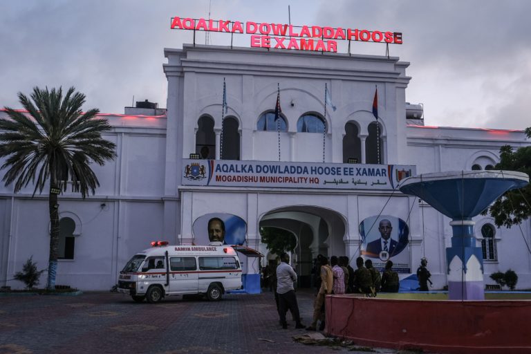 Σομαλία: Τουλάχιστον έξι νεκροί από επίθεση της Σεμπάμπ στο γραφείο του δημάρχου της Μογκαντίσου