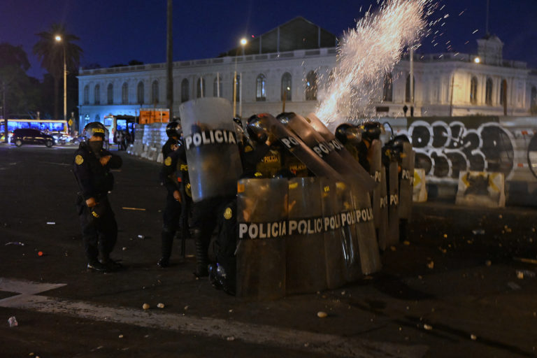 Πολιτική κρίση στο Περού: Για «εμφύλιο πόλεμο» ετοιμάζονται οι διαδηλωτές