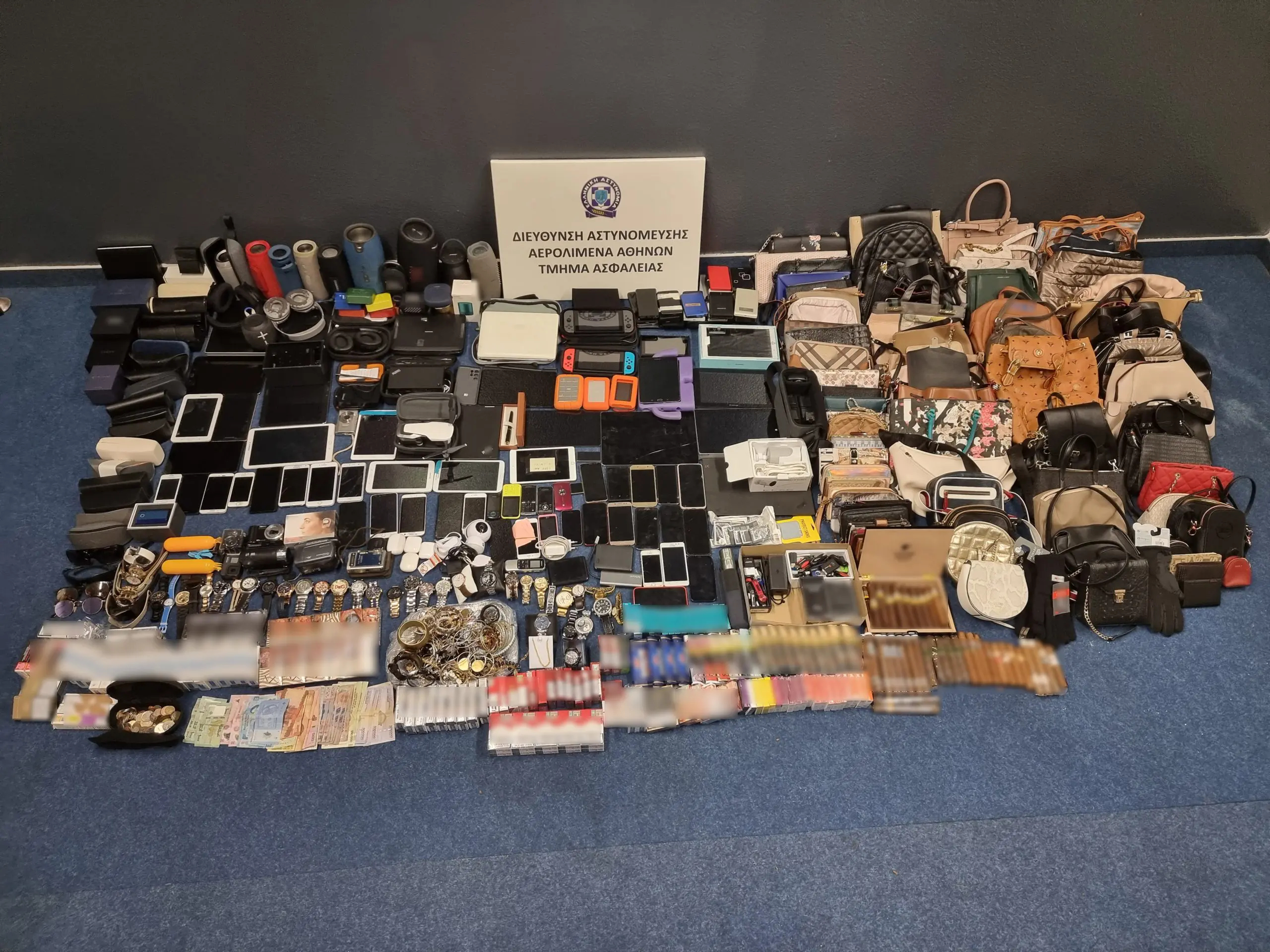 Υπάλληλος αεροδρομίου έκλεβε κινητά, τσάντες, αξεσουάρ και χρήματα από αποσκευές επιβατών – Το e-mail που τον «πρόδωσε»