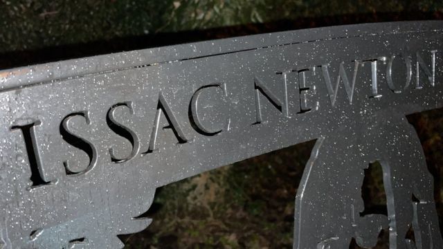 Ορθογραφικό λάθος σε μνημείο για τον Ισαάκ Νεύτωνα εντοπίστηκε από χρήστες των social media