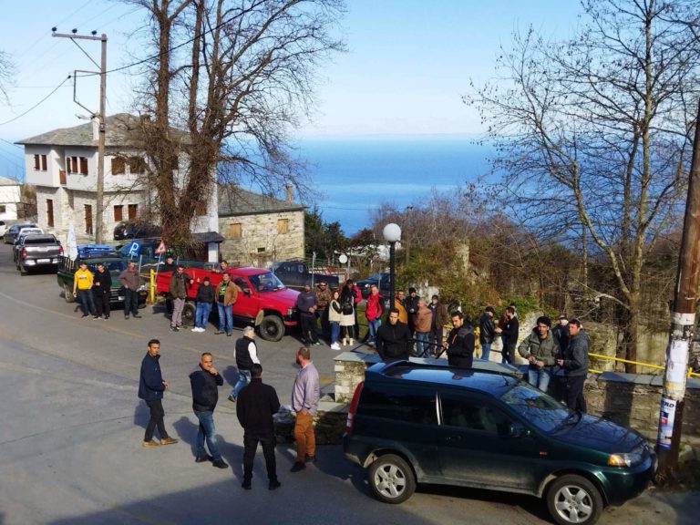 Γέμισαν αγρότες και αγροτικά μηχανήματα οι πλατείες σε Ζαγορά και Δράκεια