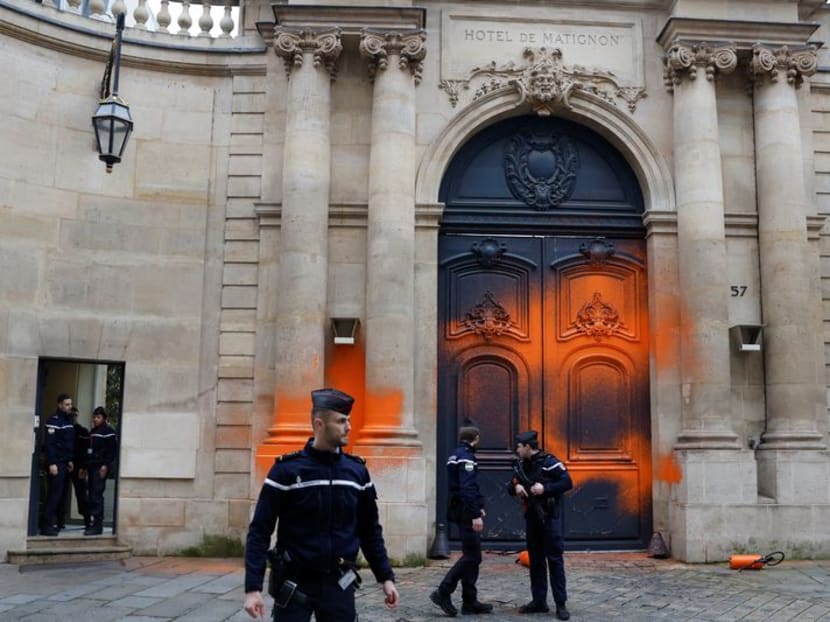 Γαλλία: Οικολόγοι ακτιβιστές έβαψαν με πορτοκαλί μπογιά τμήμα της πόρτας του γαλλικού πρωθυπουργικού μεγάρου