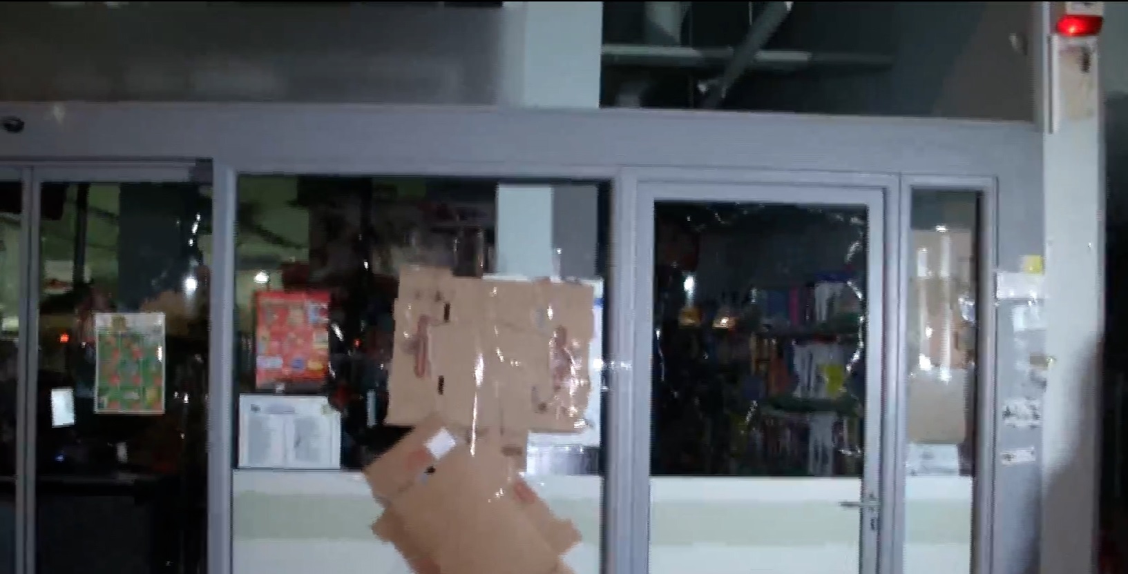 Επίθεση αγνώστων σε καταστήματα στο Κουκάκι – Φθορές σε σούπερ μάρκετ και ΑΤΜ
