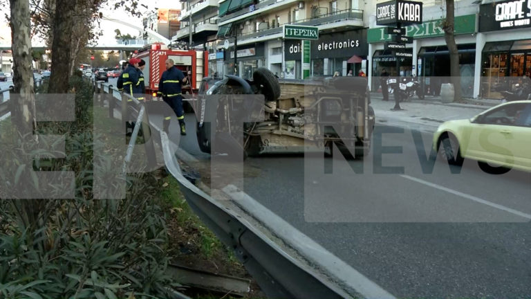 Αγία Παρασκευή: Σύγκρουση τριών ΙΧ με ανατροπή του ενός – Δεν υπήρξαν τραυματισμοί (video)