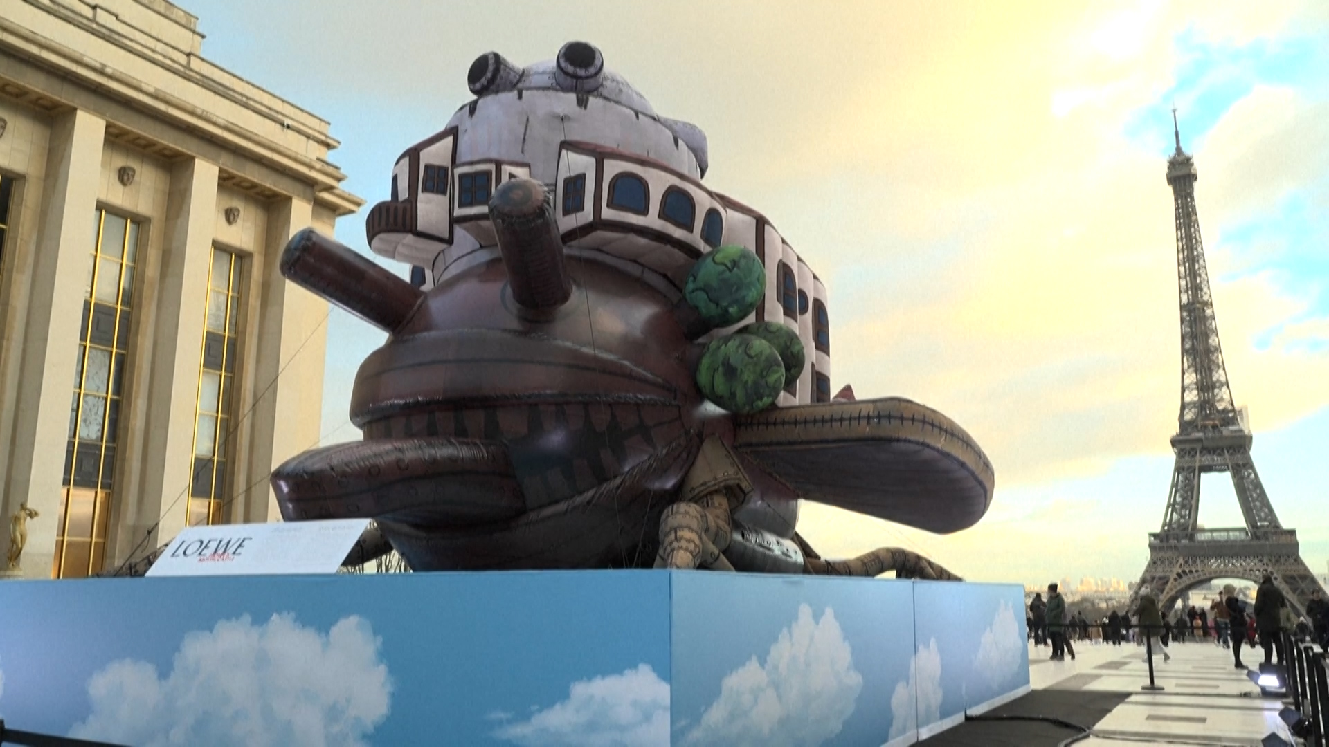 Παρίσι: Φουσκωτό «Κινούμενο Κάστρο» εμπνευσμένο από το έργο του Μιγιαζάκι στην πλατεία του Τροκαντερό (video)