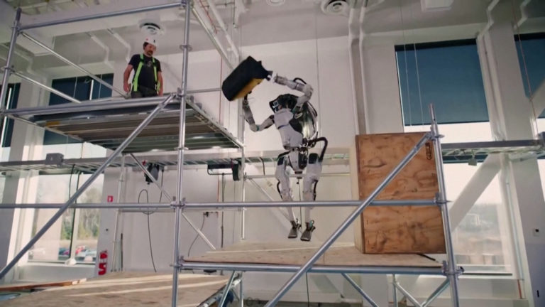Το ρομπότ Atlas της Boston Dynamics επιδεικνύει νέες δεξιότητες (video)