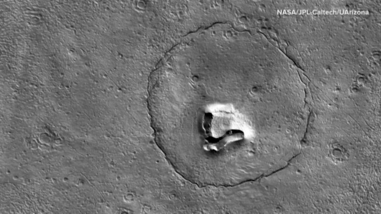 Επιστήμονες δημοσιεύουν εικόνες από σημάδια στην επιφάνεια του Άρη που θυμίζουν… χαριτωμένο αρκουδάκι