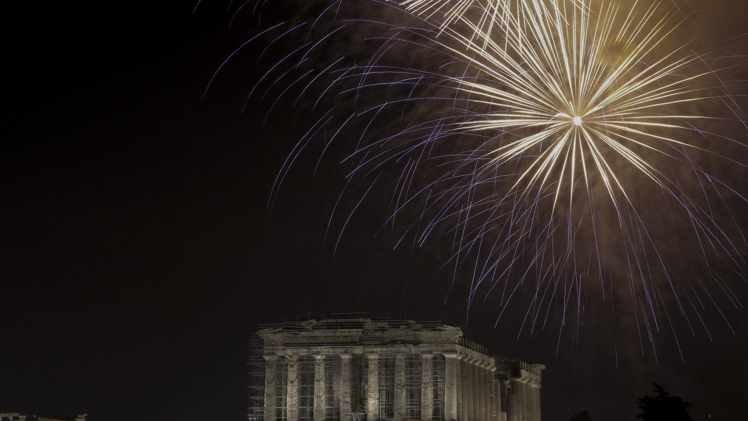 Αθήνα, Θεσσαλονίκη και Πειραιάς υποδέχτηκαν με μουσική και βεγγαλικά το 2023