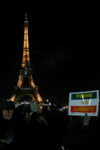Παρίσι: Αλληλεγγύη στους διαδηλωτές στο Ιράν με συνθήματα στον Πύργο του Άιφελ