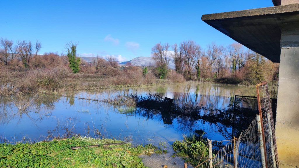 Χιλιάδες στρέμματα βούλιαξαν στο νερό στην Βρυσέλλα Θεσπρωτίας (video)