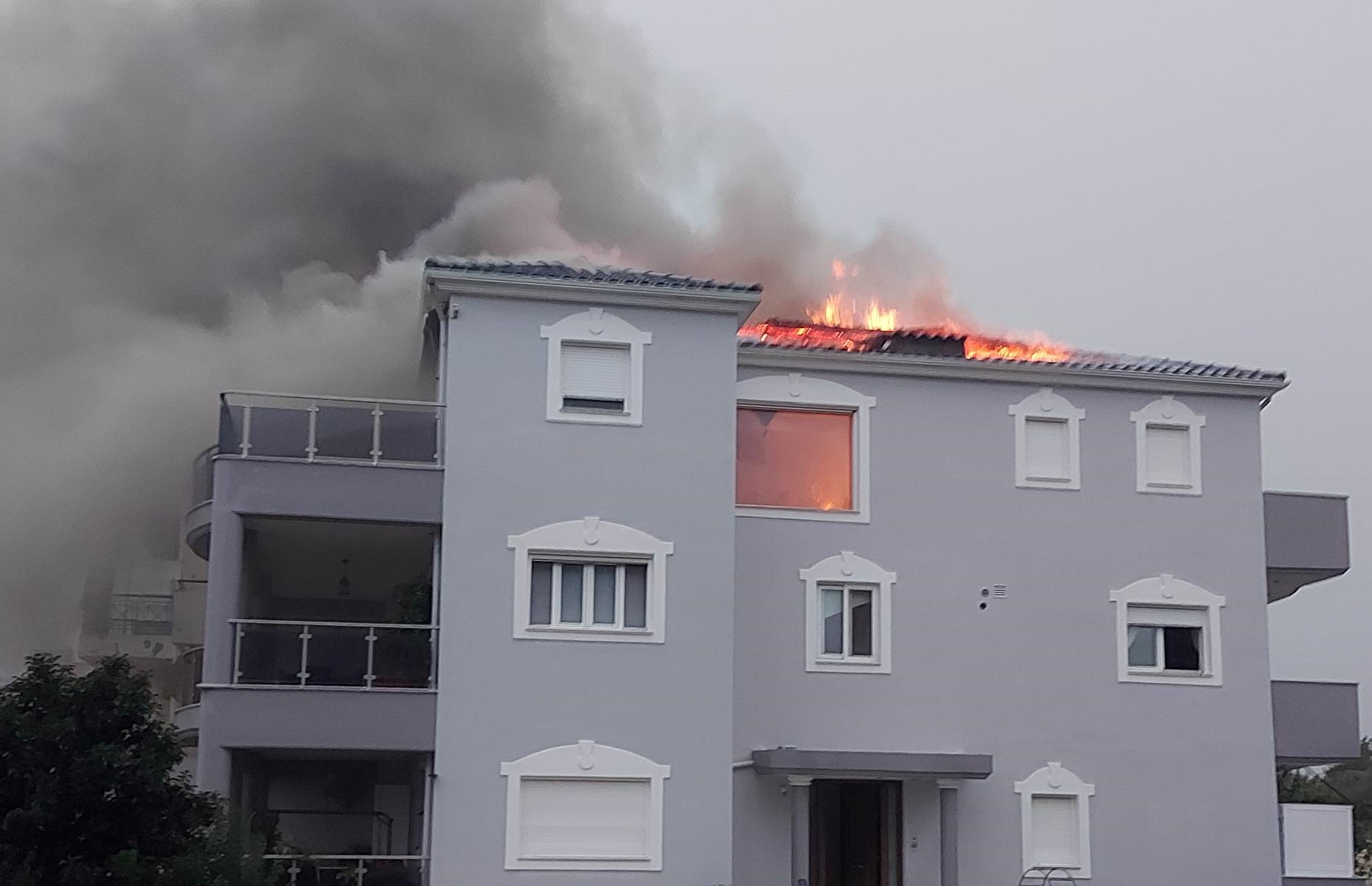 Καλαμάτα: Φωτιά σε τριώροφη κατοικία από κεραυνό (video-photos)