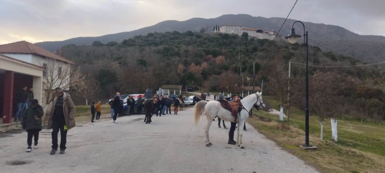 Κοζάνη: Καβάλα στα άλογα πήγαν στο μοναστήρι του Αγίου Νικάνορα οι νέοι του Κρόκου (βίντεο)