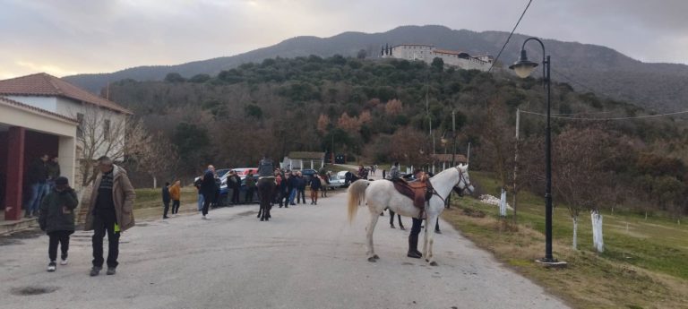 Κοζάνη: Καβάλα στα άλογα πήγαν στο μοναστήρι του Αγίου Νικάνορα οι νέοι του Κρόκου (βίντεο)