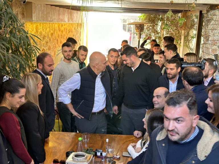 Ο υπουργός Εξωτερικών Ν. Δένδιας στην αγορά του Βόλου