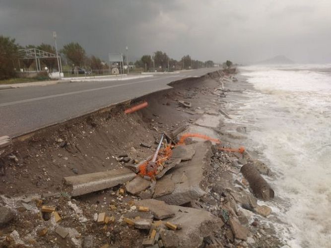 Ρόδος: Κλείνει ο παραλιακός δρόμος στην περιοχή Αφάντου που διαβρώθηκε από τη θάλασσα