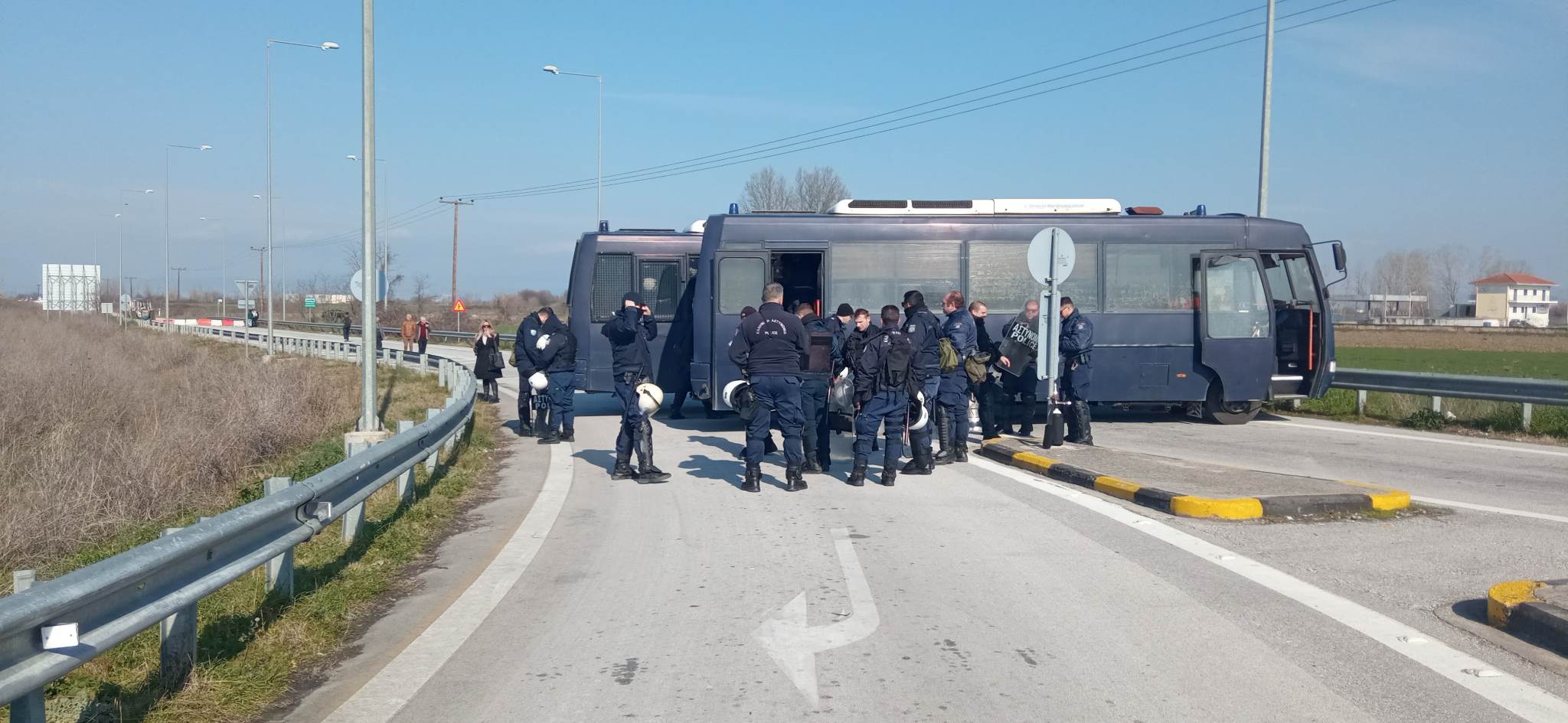 Προειδοποιούν με μπλόκα στην Εθνική Οδό οι αγρότες της Καρδίτσας – “Αντιμπλόκο” στήνει η Αστυνομία (video)