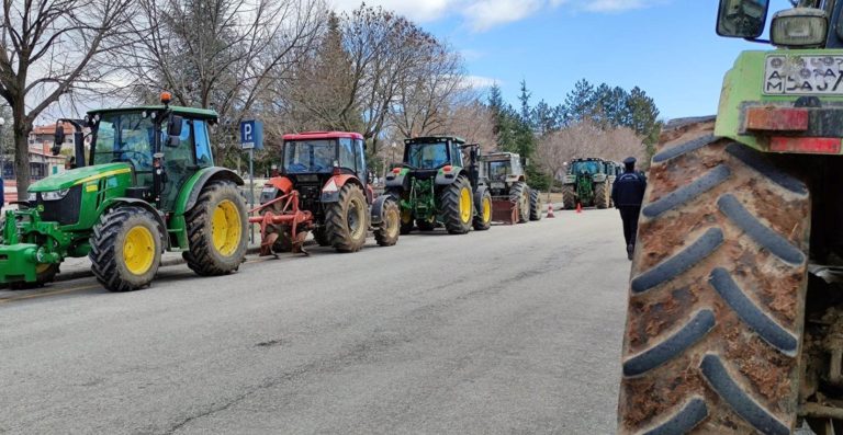 Αμύνταιο: Στον δρόμο οι αγρότες με τα τρακτέρ