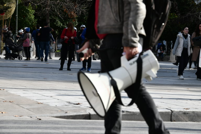 Καβάλα: Οι γυναίκες στέλνουν μήνυμα για το δυστύχημα στα Τέμπη