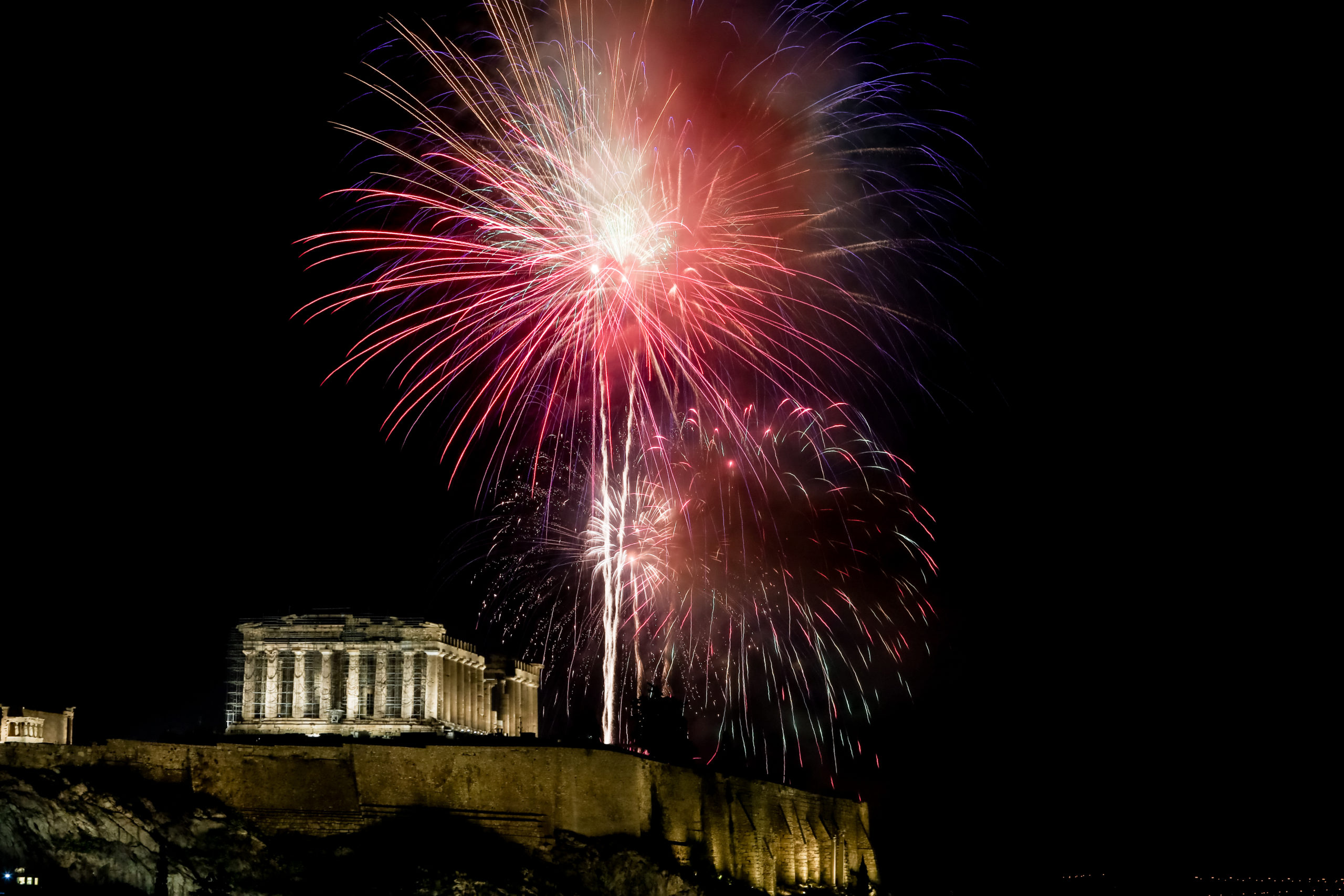 Με φαντασμαγορικές γιορτές υποδέχθηκαν το 2023 Αθήνα, Πειραιάς και Θεσσαλονίκη