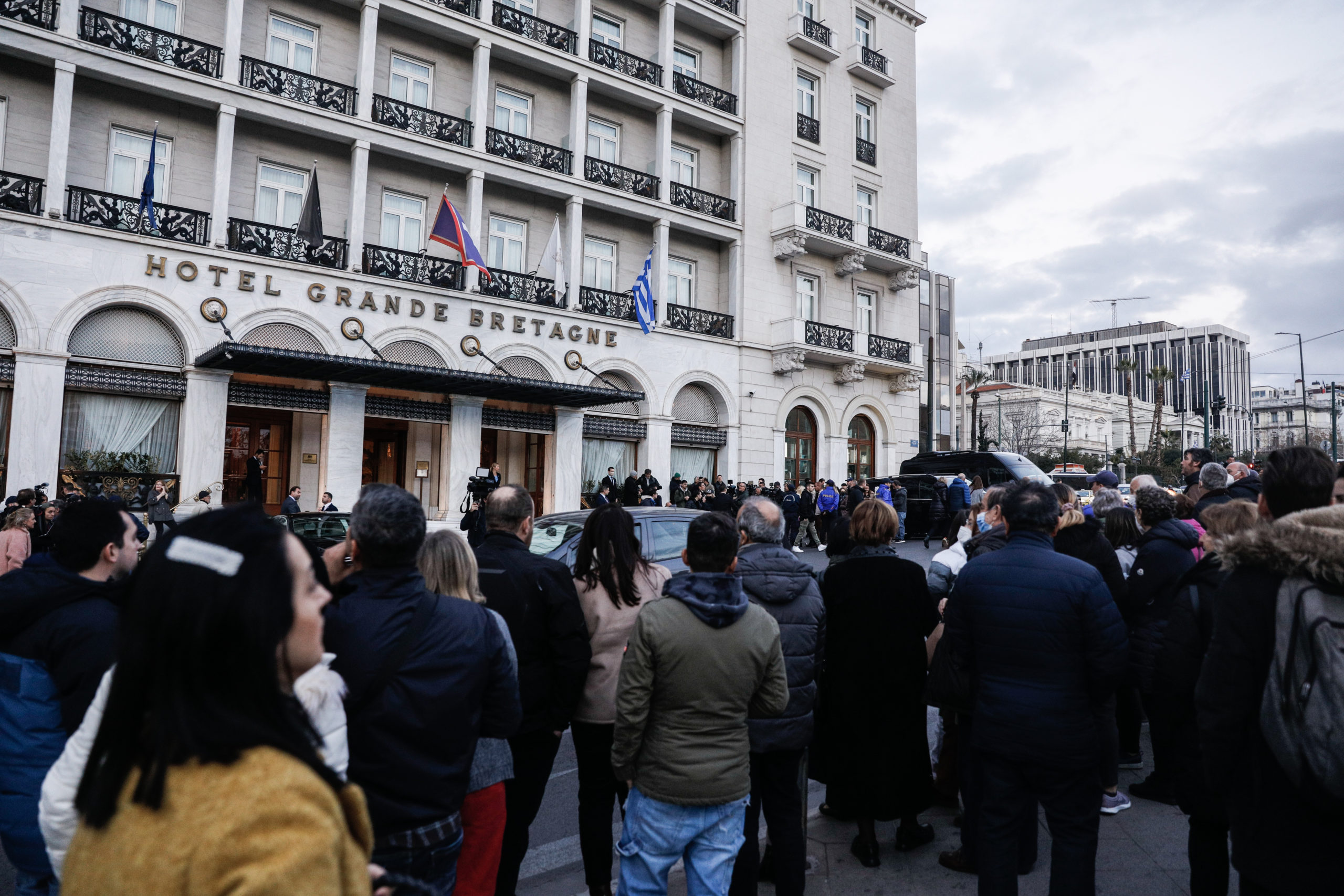 Προσέρχονται στη «Μεγάλη Βρεταννία» για το γεύμα που παραθέτει η οικογένεια του τέως βασιλιά Κωνσταντίνου