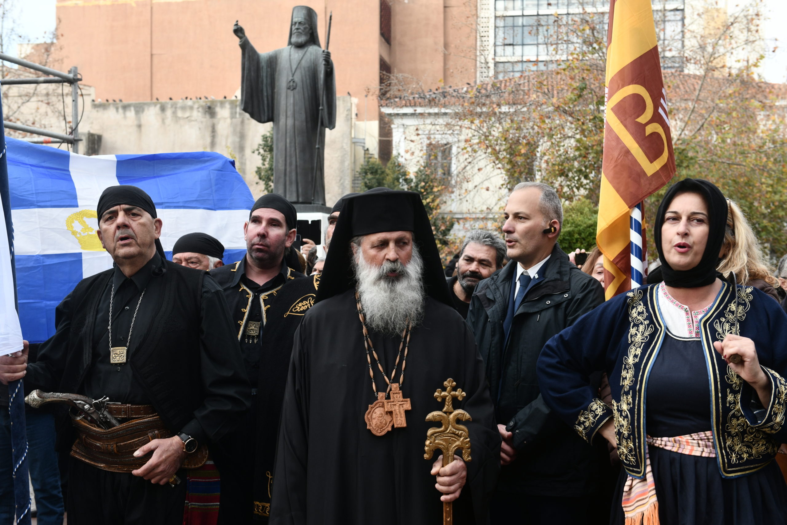 Κηδεία τέως βασιλιά: Ουρές πολιτών στη Μητρόπολη – Ακόμα και με παραδοσιακές στολές το τελευταίο αντίο (εικόνες)