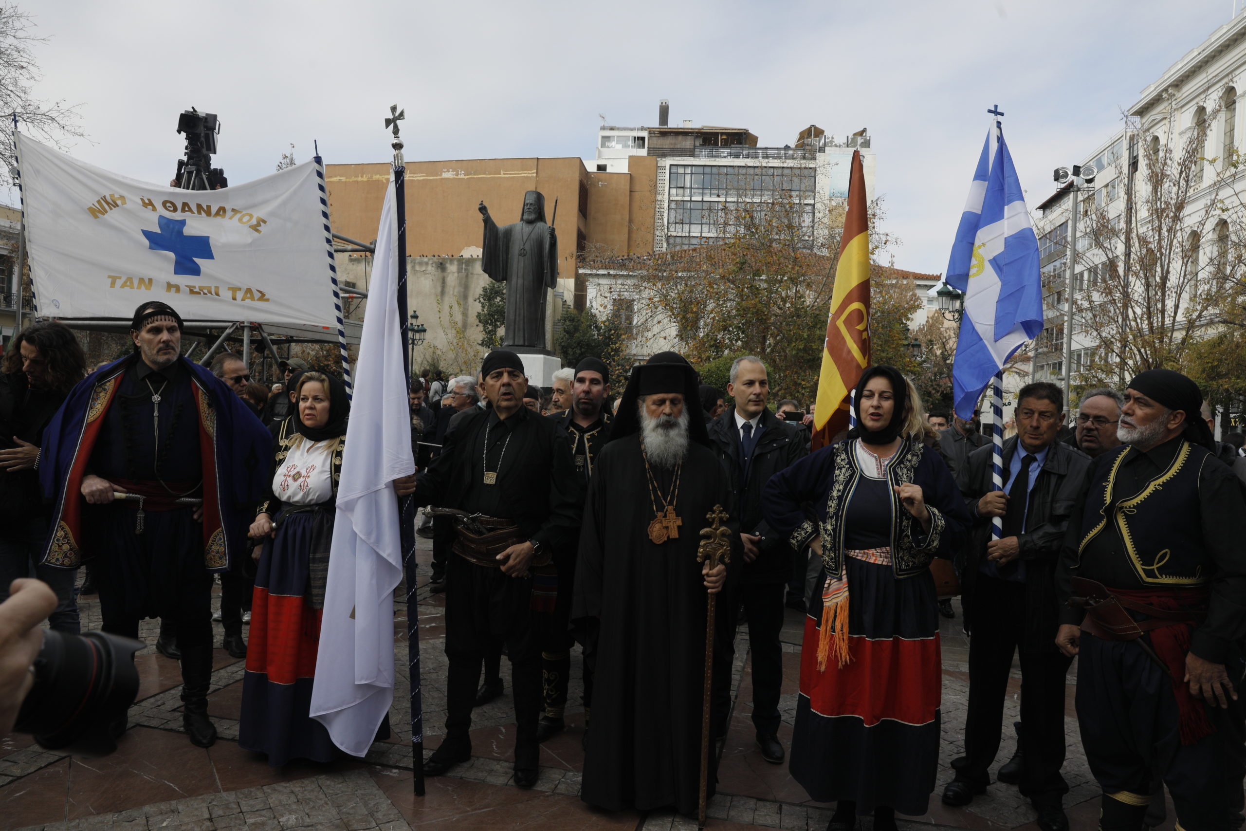 Κηδεία τέως βασιλιά: Ουρές πολιτών στη Μητρόπολη – Ακόμα και με παραδοσιακές στολές το τελευταίο αντίο (εικόνες)