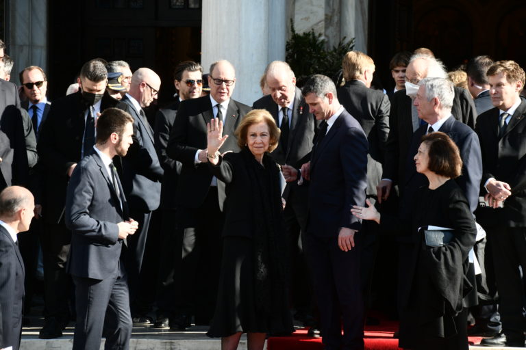 Πώς σχολίασαν τα διεθνή ΜΜΕ την κηδεία του τέως βασιλιά Κωνσταντίνου