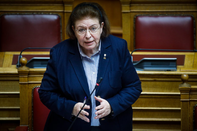 Λίνα Μενδώνη: Αυτοψία στους αρχαιολογικούς χώρους Αφαίας και Κολώνας της Αίγινας