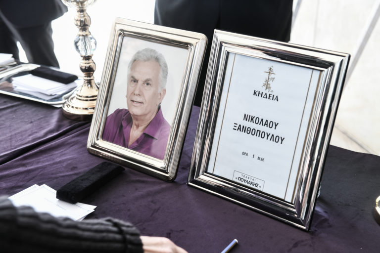 Τελέστηκε η πολιτική κηδεία του Νίκου Ξανθόπουλου – Στο αποτεφρωτήριο της Ριτσώνας η σορός του