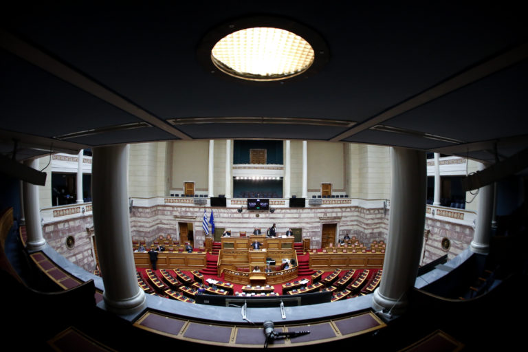 Live η ψήφιση στη Βουλή της τροπολογίας που “μπλοκάρει” το κόμμα Κασιδιάρη 