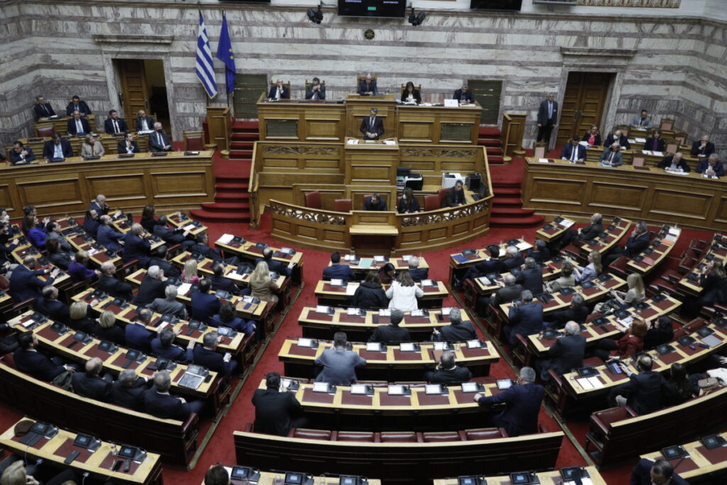 Αντιπαραθέσεις στη Βουλή για τη σιδηροδρομική τραγωδία στα Τέμπη
