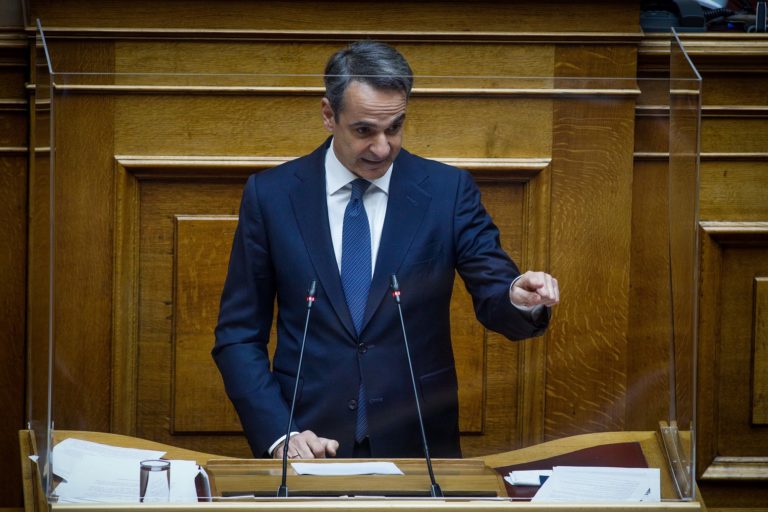 Αναφορά στο Ολοκαύτωμα από τον Κ. Μητσοτάκη στη Βουλή – «Την τιμή στα θύματα, συνοδεύει το χρέος μας να μη ξεχάσουμε»