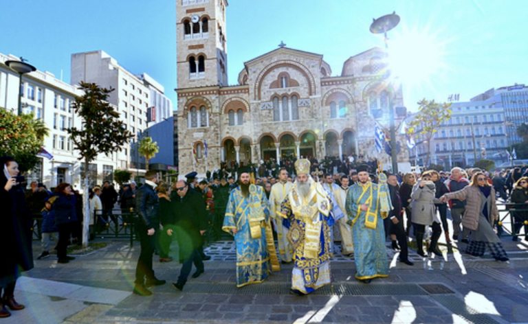 Live από τον Πειραιά ο Αγιασμός και η Κατάδυση του Τιμίου Σταυρού