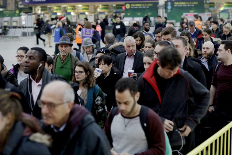 Ένθετο Κόσμος: Χάος στη Μεγάλη Βρετανία – Οι εργαζόμενοι στους σιδηρόδρομους απεργούν για πέντε ημέρες