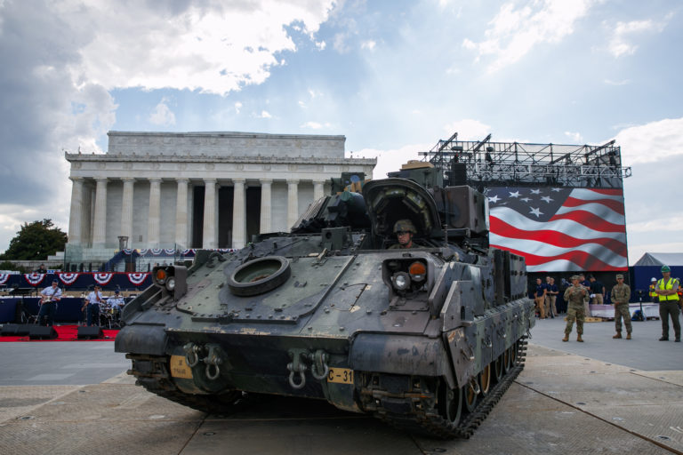 ΗΠΑ: Ο Τζο Μπάιντεν επιβεβαίωσε πως εξετάζεται η αποστολή οχημάτων μάχης Bradley στο Κίεβο
