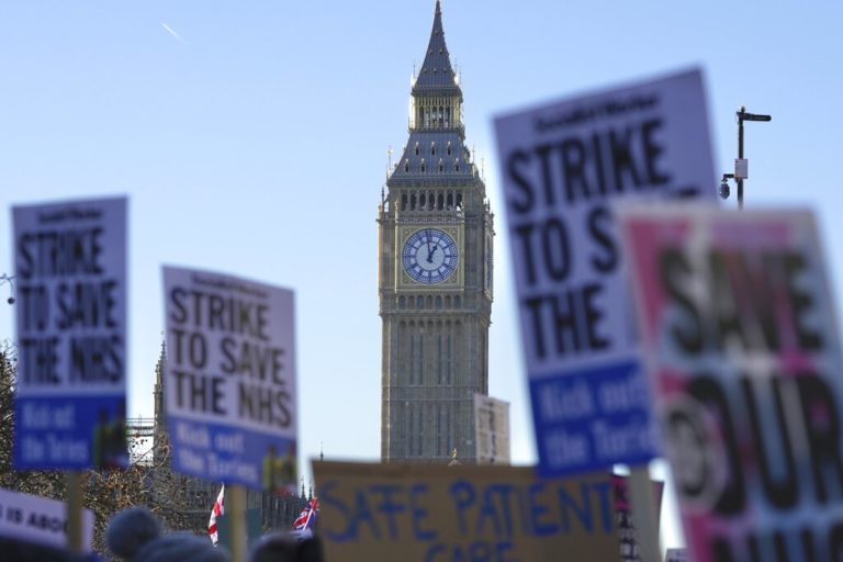 Μ. Βρετανία: Επεκτείνονται οι κινητοποιήσεις στην Υγεία – Σε απεργία και τα πληρώματα των ασθενοφόρων