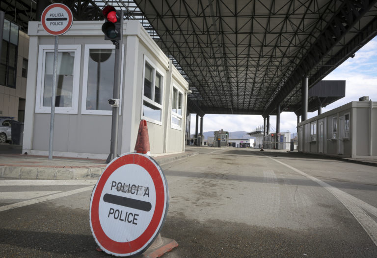 Κοσοβάροι αστυνομικοί πυροβόλησαν ένα αυτοκίνητο που κατευθυνόταν στα σύνορα Σερβίας – Κοσόβου — Ένας τραυματίας