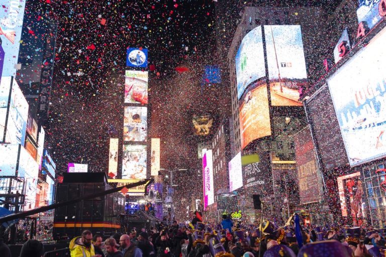 Ο κόσμος γιόρτασε το πέρασμα στο 2023 – Οι προκλήσεις της νέας χρονιάς