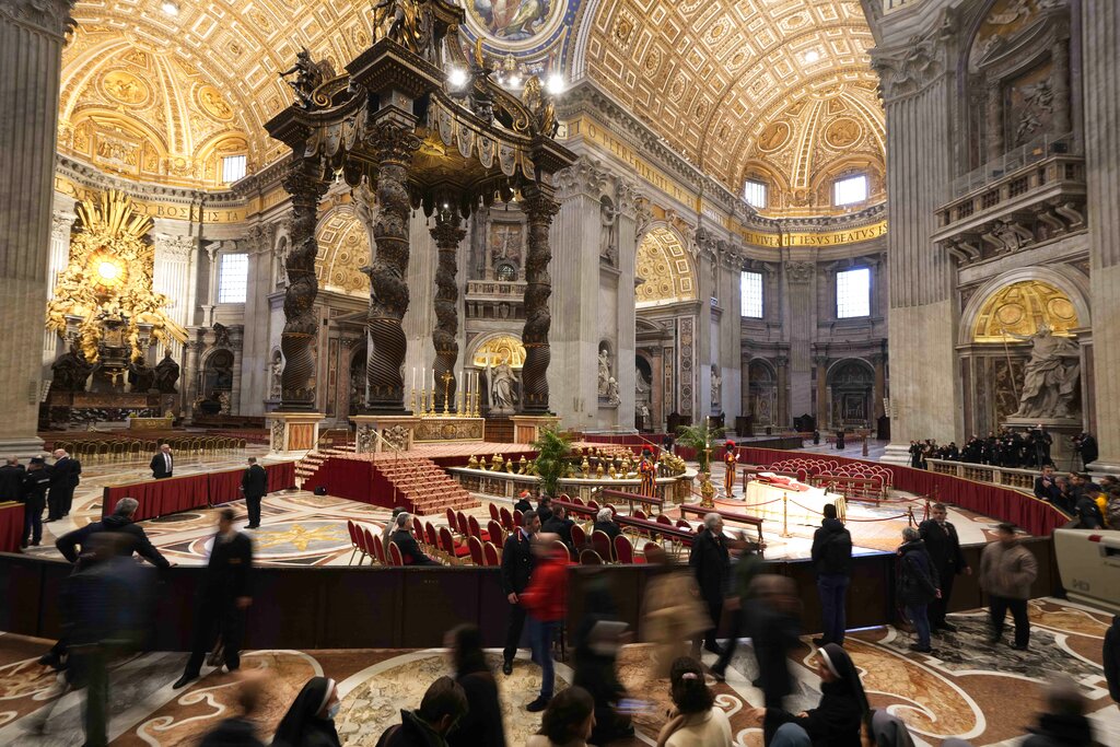 Βατικανό: Σε λαϊκό προσκύνημα η σορός του επίτιμου πάπα Βενέδικτου