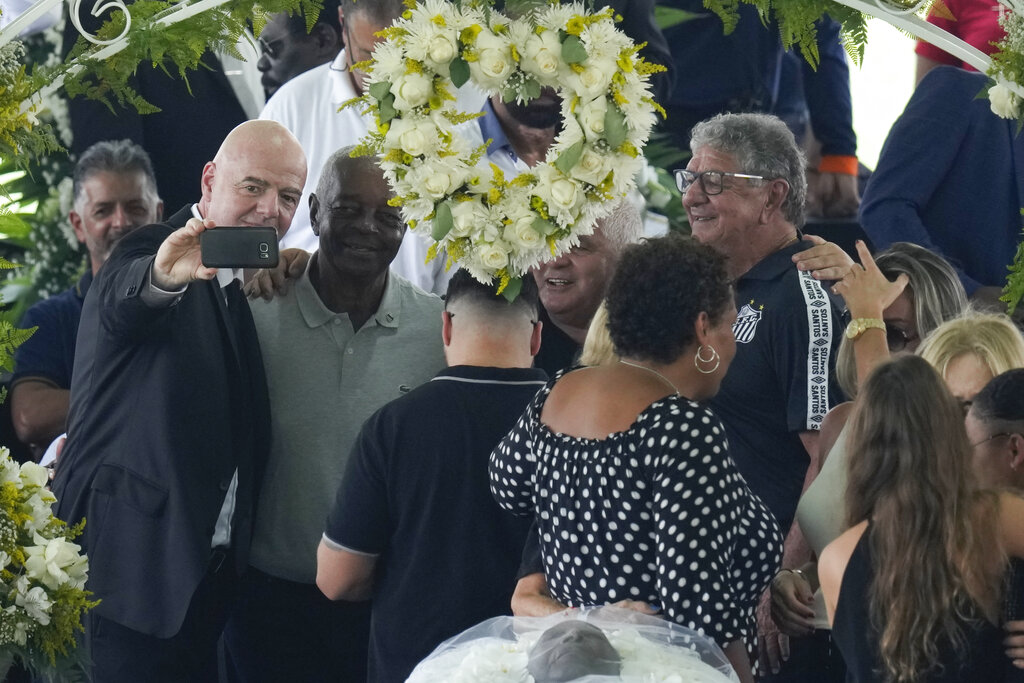 Η απάντηση του προέδρου της FIFA για την κριτική που δέχτηκε για τις σέλφι δίπλα στο σώμα του Πελέ